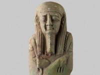 Aeg F 45  Aeg F 45, Spätzeit, Uschebti, Grüne Fayence, H 10,3 cm, B 4,0 cm, T 2,6 cm : Bestandskatalog Ägypten, Museumsfoto: Claus Cordes